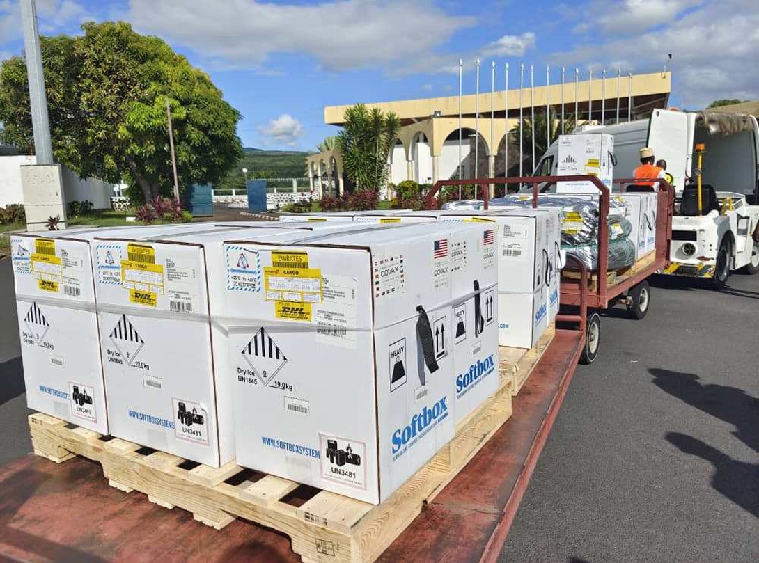 image 108.810 doses de Pfizer arrivées à Moroni