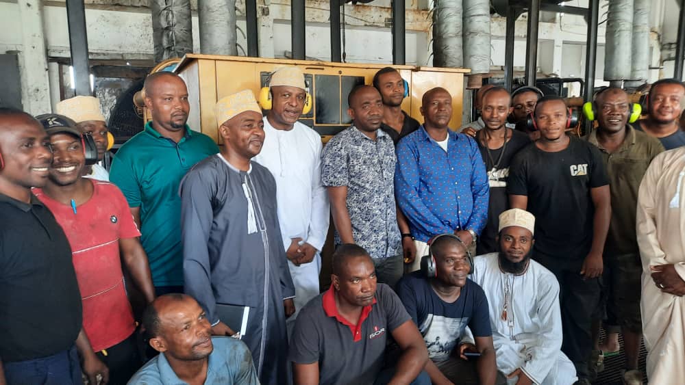 Les techniciens de Sonelec assemblent un moteur de 2MW