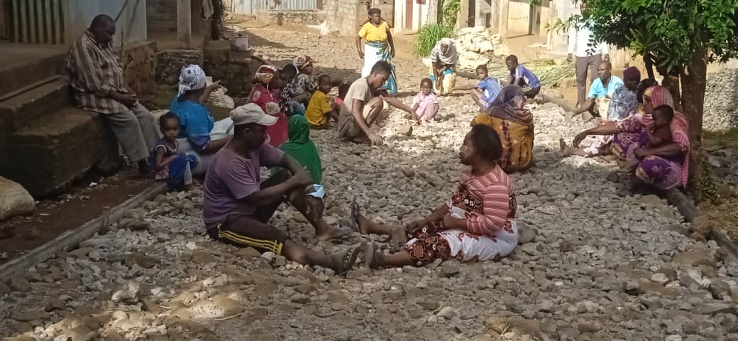 image Les jeunes de Ndrondroni s'activent pour l’assainissement de leur village