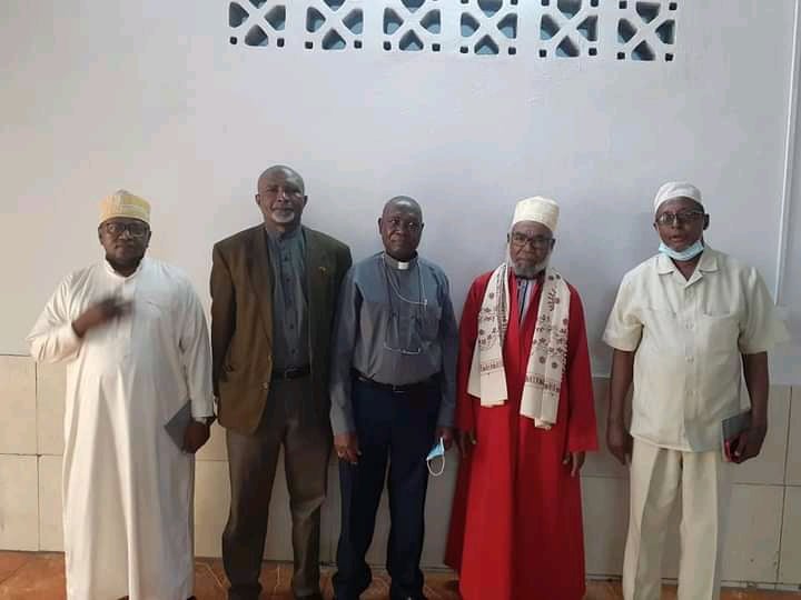 image Le Mufti de la République reçoit le Chef de la Mission Catholique aux Comores