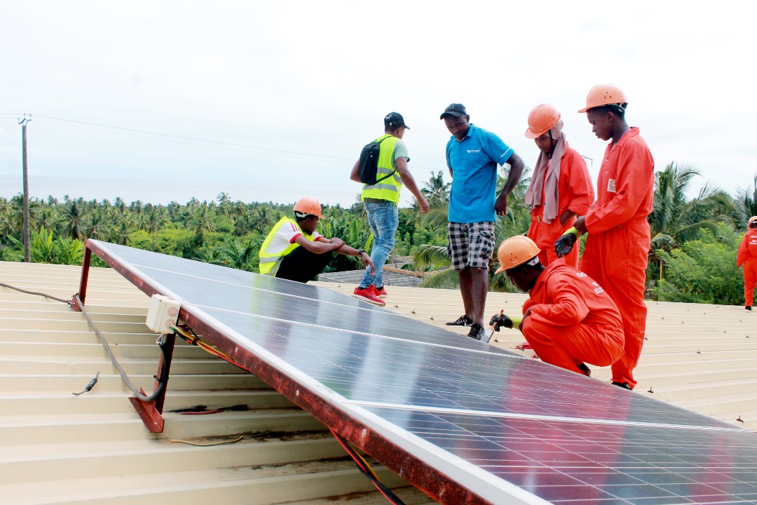 image Centre de formation de Djomani : Des jeunes apprenants réhabilitent le système photovoltaïque