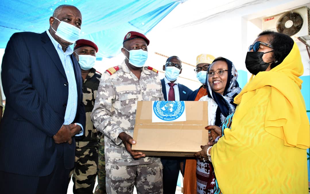 image L'OMS offre des équipements médicaux à la santé militaire