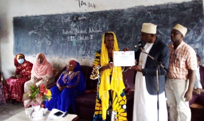 image Pot d'adieu à l'école primaire publique coulée II (Moroni) L'esprit tranquille, Riama Mikdadi part à la retraite