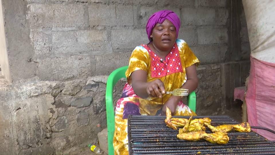 image Vente d’ailes de poulet grillées, une activité qui attire les jeunes