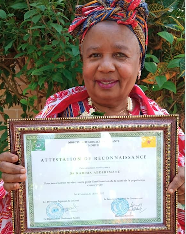 Dr Karima, la première femme médecin du pays a été honorée après 33 ans de carrière