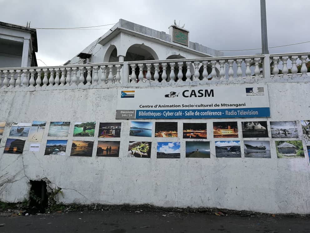 image Culture : Une exposition sauvage sur le mur de Mtsangani