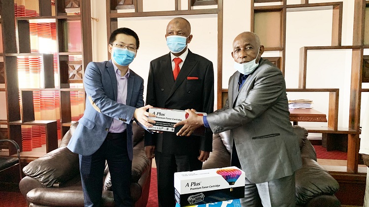 image Huawei équipe l’Université des Comores en matériel scolaires et bureautiques