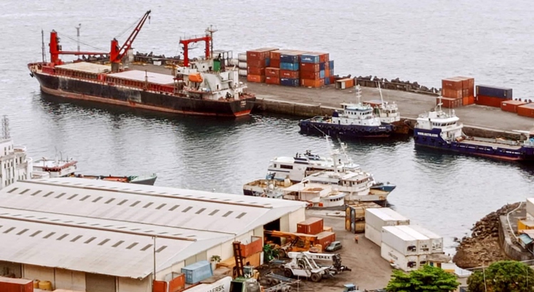 image Un bateau d’équipements militaires au port de Mutsamudu
