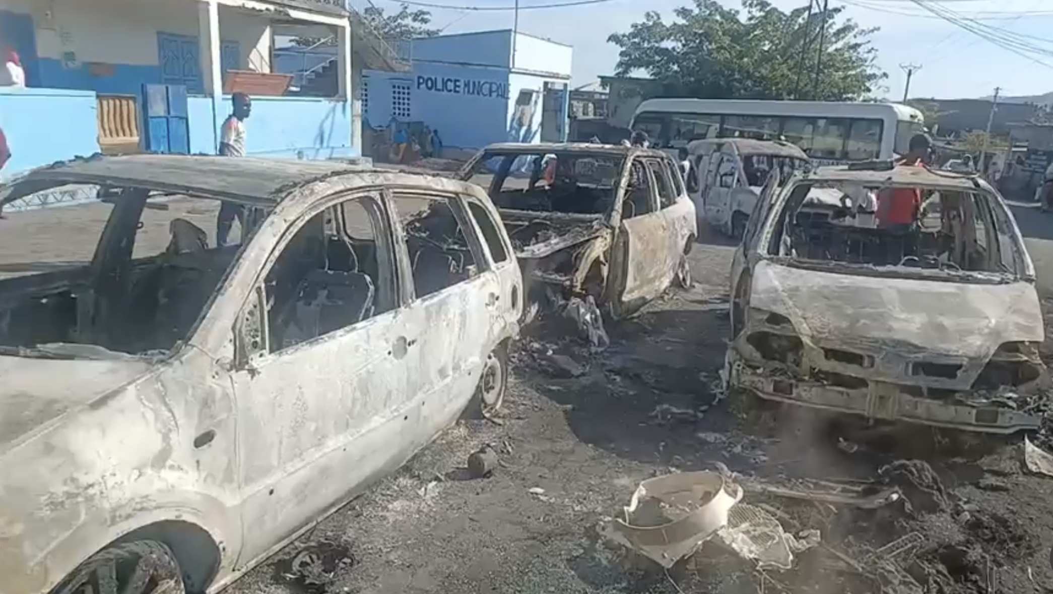 Quatre véhicules calcinés en une seule nuit à Hahaya