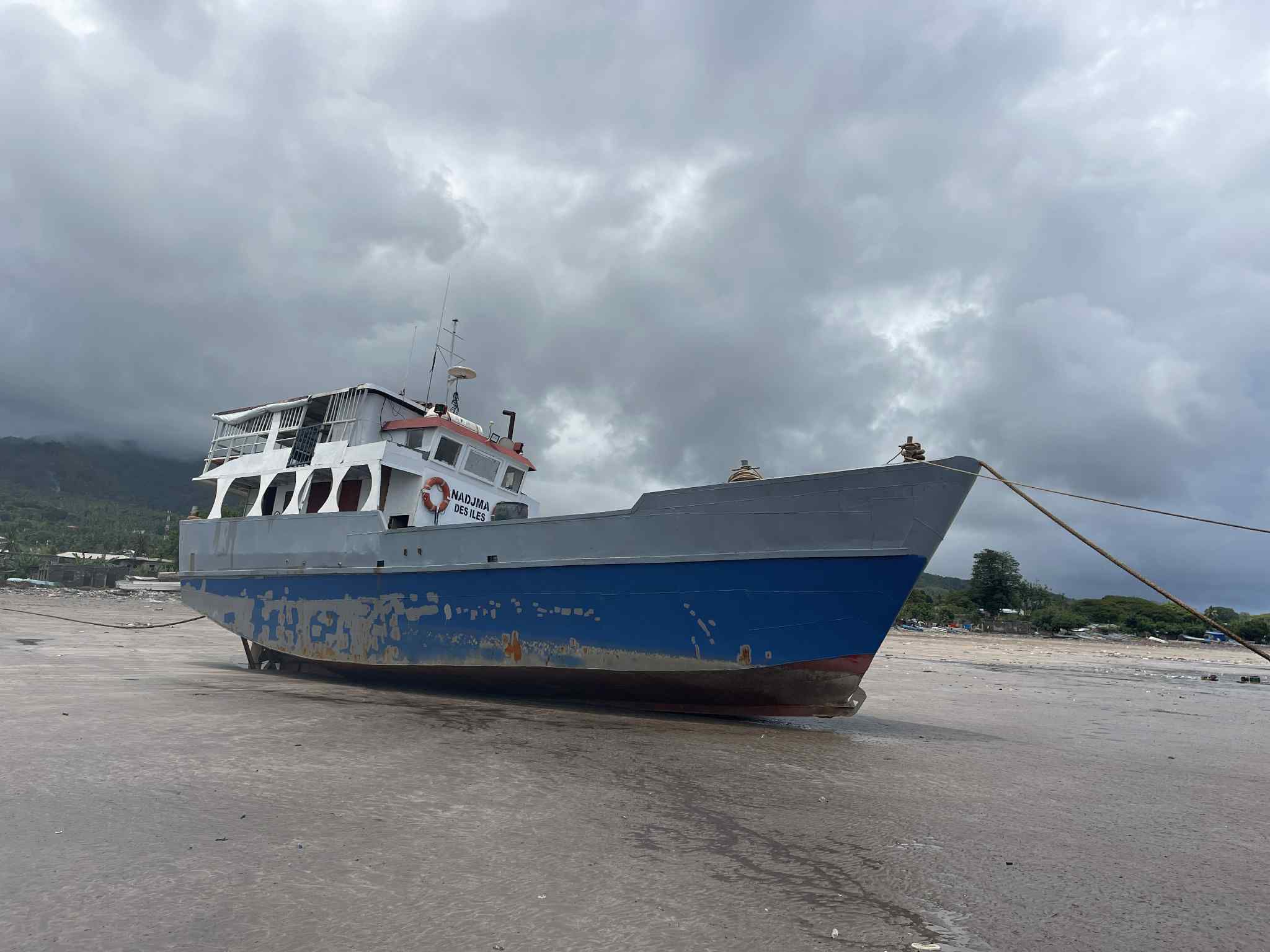 Transport maritime  La vedette « Nadjma des Îles » clouée au mouillage par l’Anam