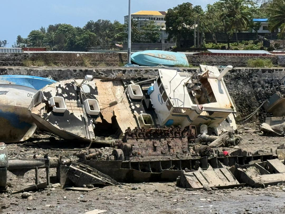 Kalaweni :  Quand les épaves de bateaux abandonnés défigurent le littoral de Moroni