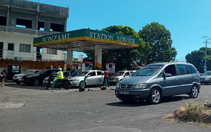 Pénurie de carburant : Les automobilistes étouffent dans les files d’attente