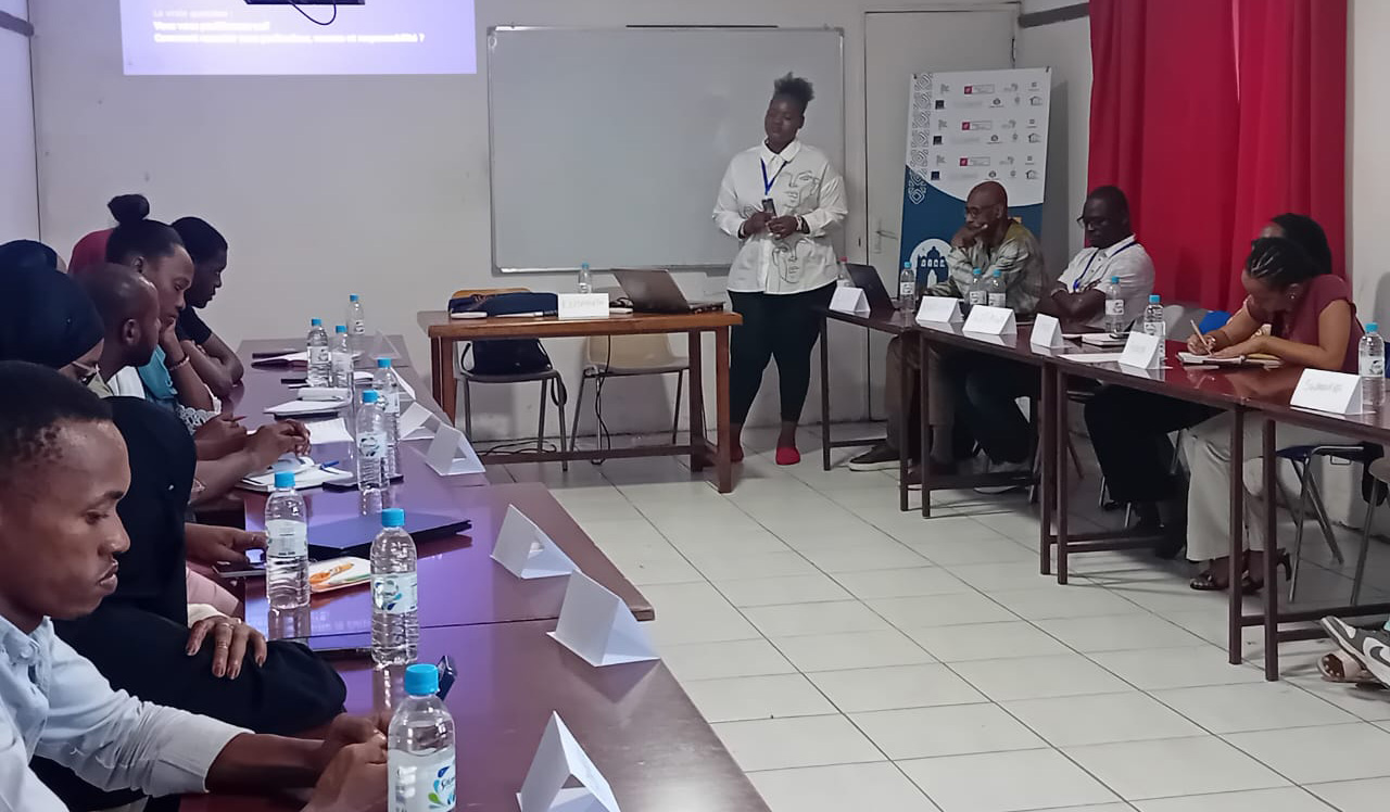 Critique culturelle:   Une douzaine de journalistes en formation