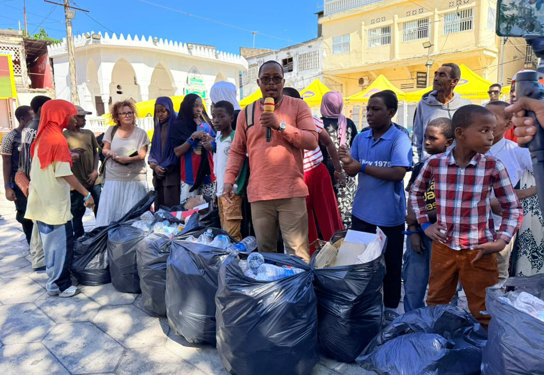 image Lutte contre la pollution plastique : Les enfants du théâtre transforment les déchets en jeux
