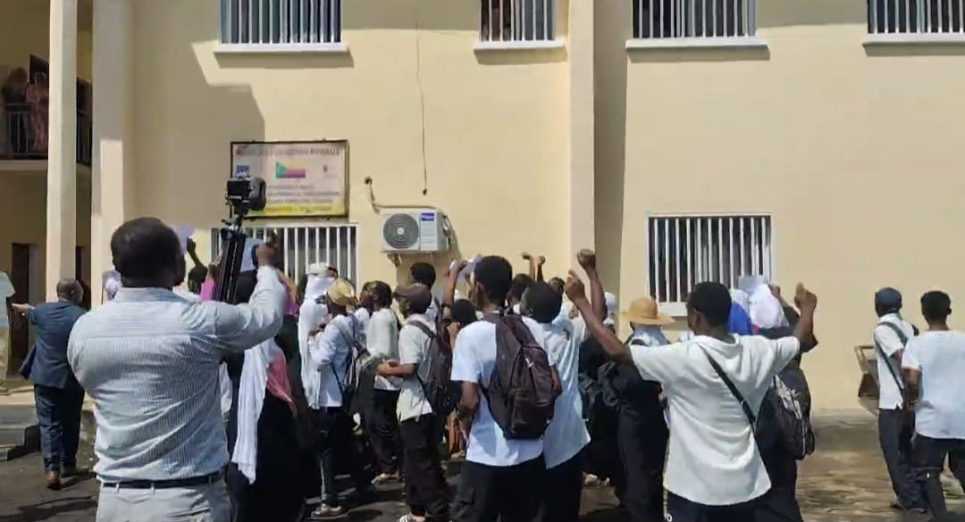 Grève des enseignants : La colère des élèves gagne les rues de Moroni
