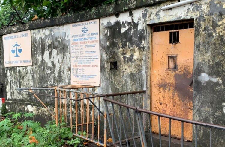 Évasion à la prison : Deux détenus toujours en fuite