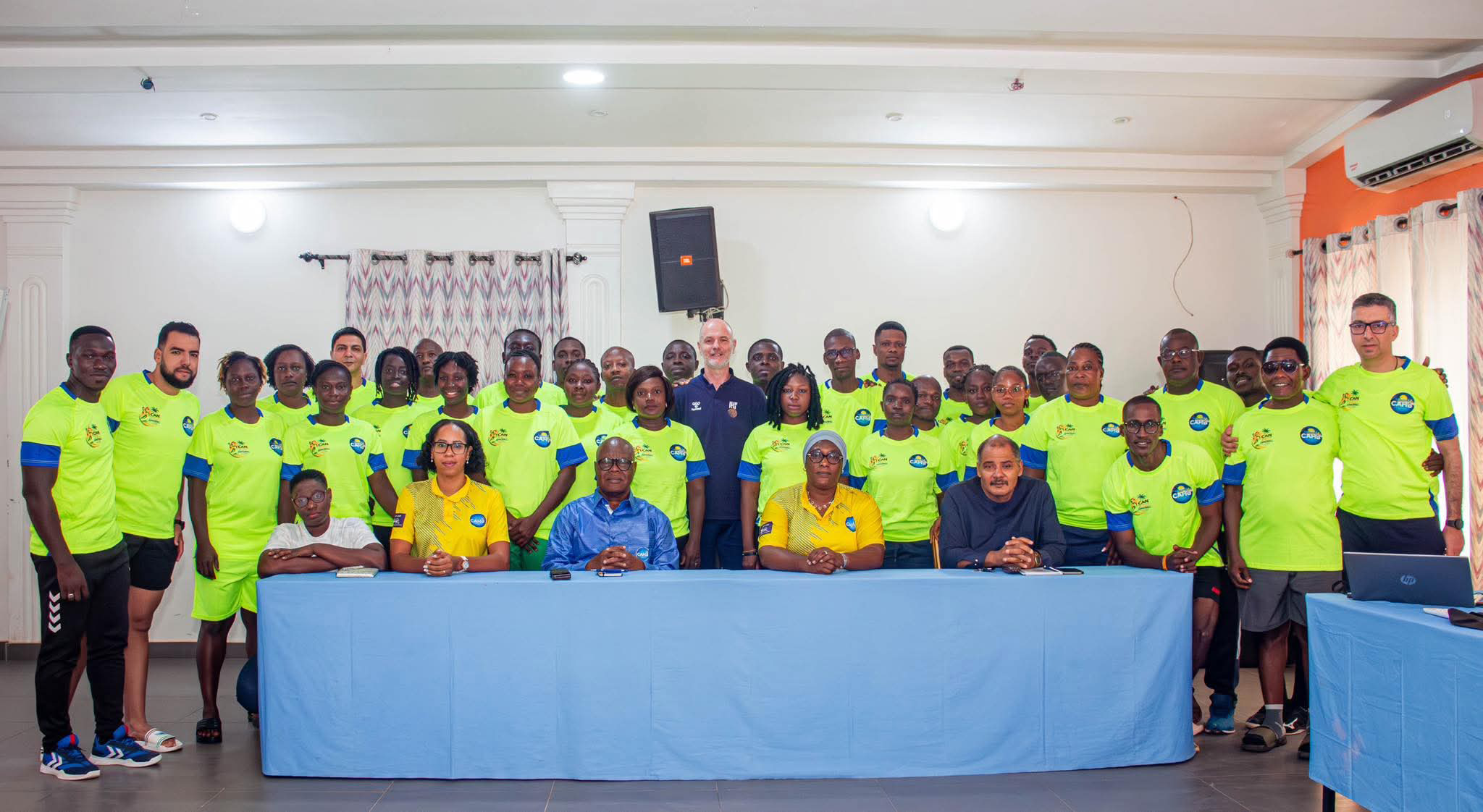 image Formation en Beach handball : Djofils en sifflet brûlant sur sable à Lomé