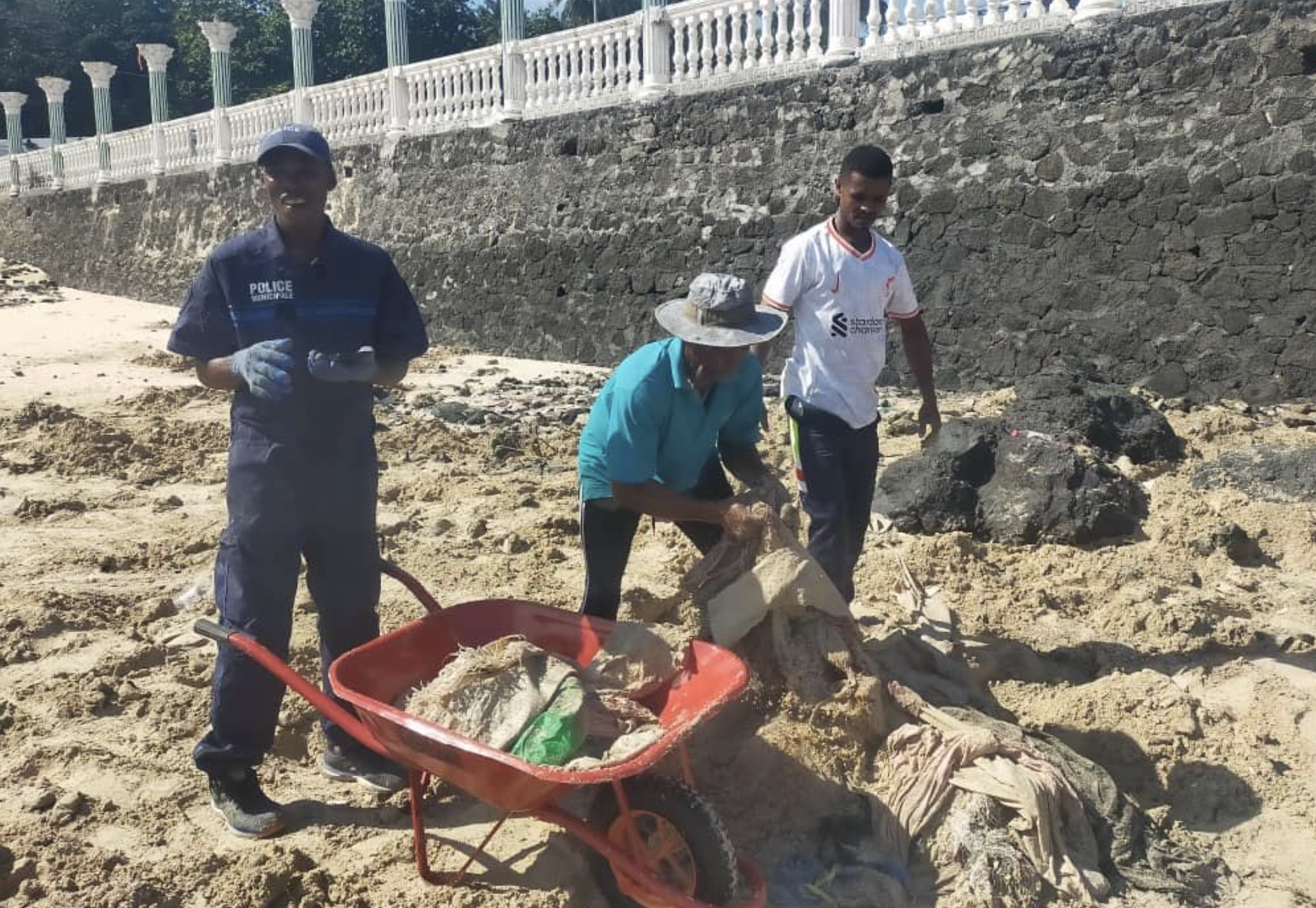 Environnement : La plage d’Itsandra en plein nettoyage