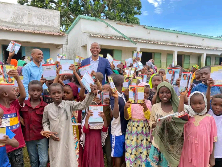 image Remise de matériels pédagogiques aux élèves de Ndrondroni