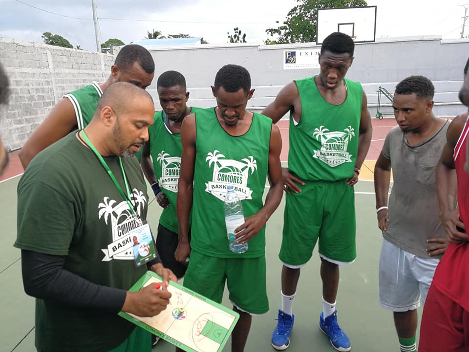 image Basket-ball : Préparation pour les Jeux des îles « Des Gymnases, on se trouve sur un site de jeu non couvert, ensoleillé »