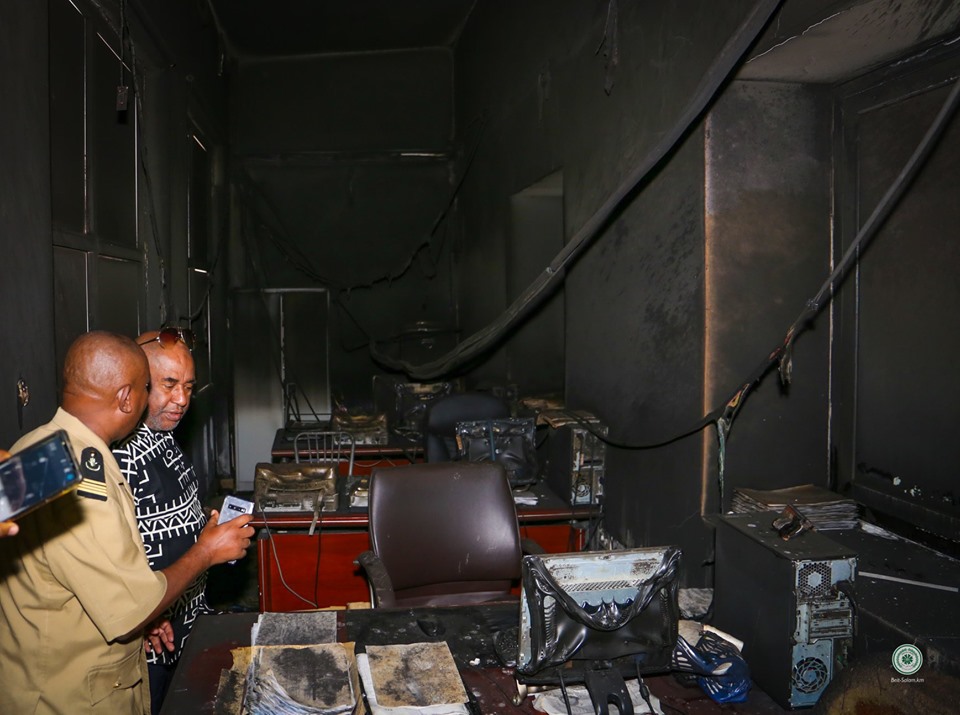 image Incendie de la Banque Fédérale de Commerce / Le président Azali s’est rendu sur les lieux