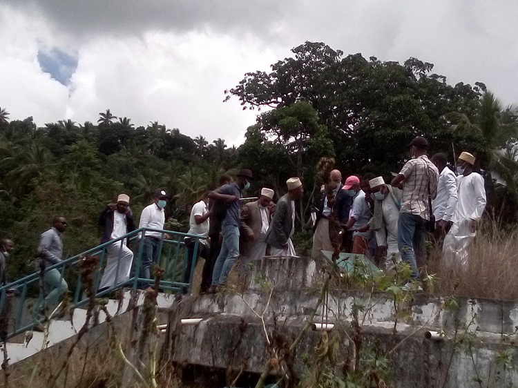 image Adduction d'eau à Hamahamet et Mboinkou  Les ministres de l'économie et l'énergie sur le terrain à M'béni