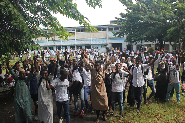 image Lycée de Moroni  / Les enseignants délogés par les élevés en colère