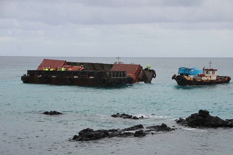 image Sauvetage de la barge coulée au port de Moroni / Une catastrophe écologique évitée d'après Moroni Terminal