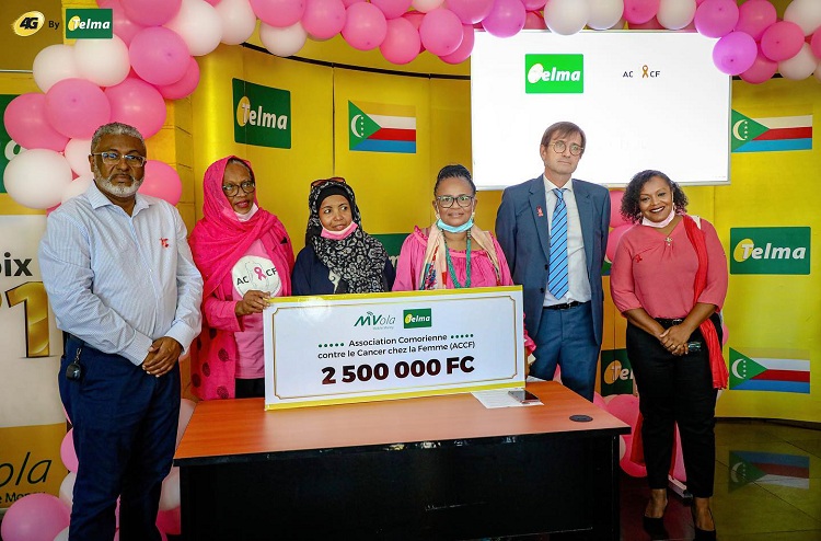 image Telma Comores octroie un chèque de 2 500 000 à l’ACCF