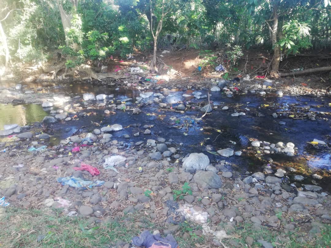 La rivière Gnombeni, devenu un dépotoir d’ordures