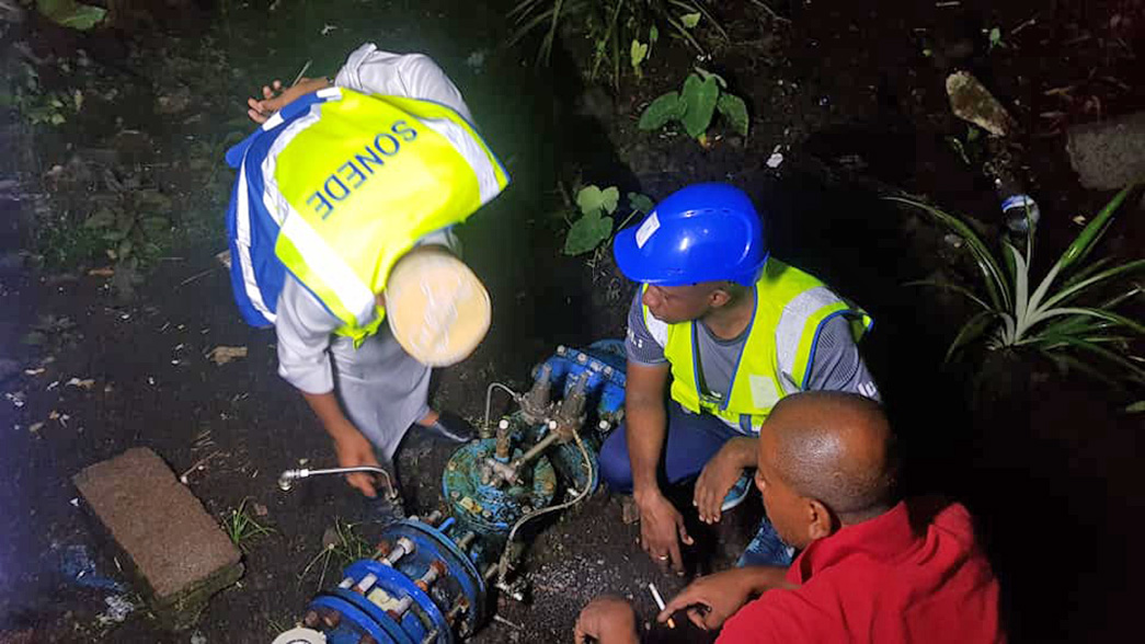 image Réseau de distribution d’eau:  L’eau commence à couler sous les robinets