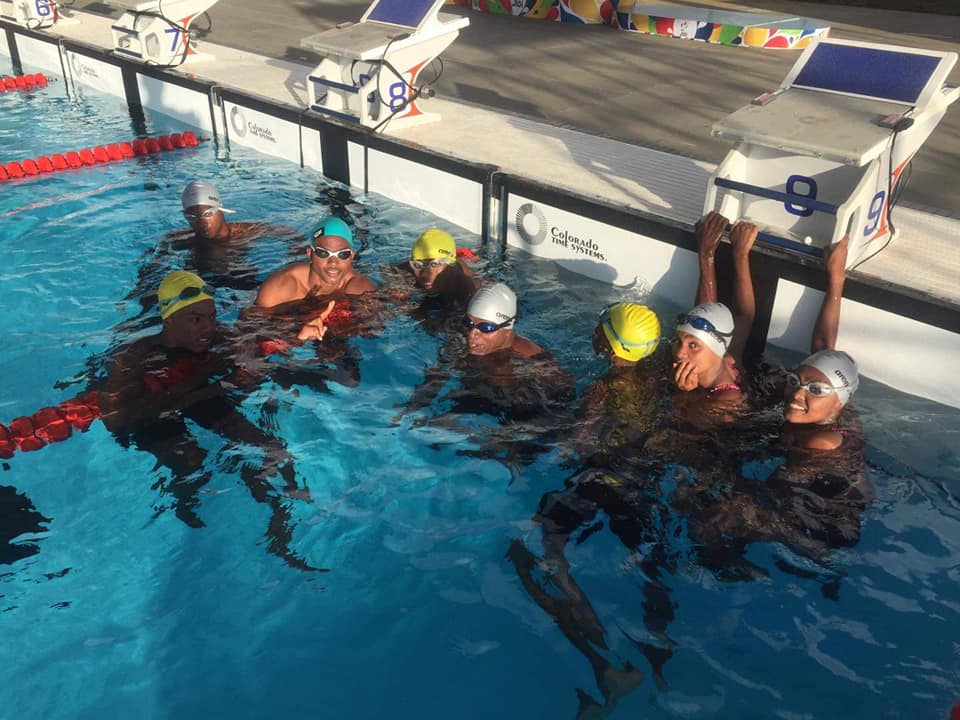 image Nageuses et nageurs en attente de l’ambiance des piscines